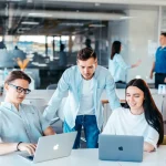 Freelancer czy agencja – co wybrać?