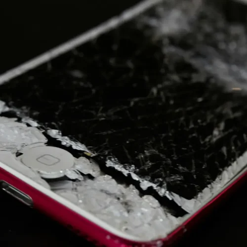 Co zrobić, gdy telefon wpadnie do wody? Natychmiastowa instrukcja ratunkowa