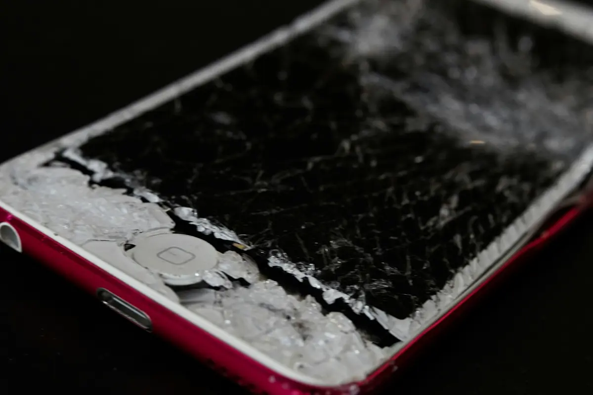 Co zrobić, gdy telefon wpadnie do wody? Natychmiastowa instrukcja ratunkowa